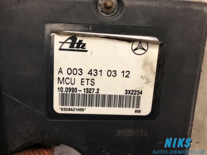 Bomba ABS de un Mercedes-Benz CLK (R208) 3.2 320 V6 18V 1999
