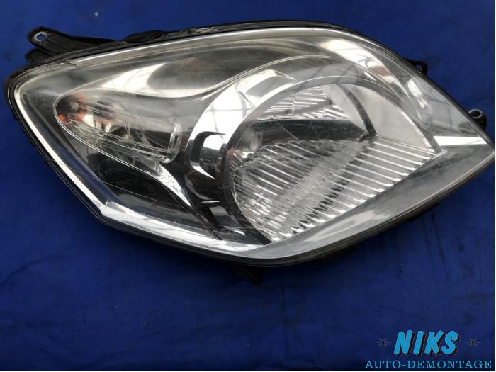 Używane Reflektor prawy Fiat Qubo 1.3 D 16V Multijet Cena na żądanie oferowane przez Niks autodemontage