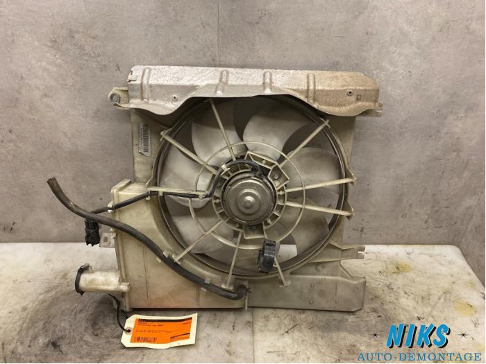 Cooling fans from a Toyota Aygo (B10) 1.0 12V VVT-i 2005