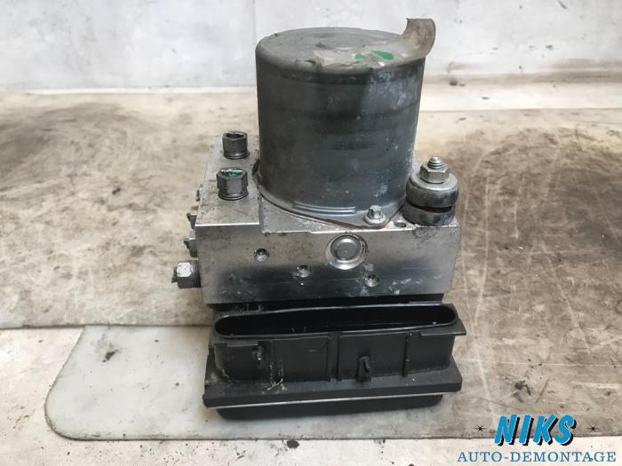 ABS pump from a Renault Clio III Estate/Grandtour (KR) 1.2 16V TCE 100 2010