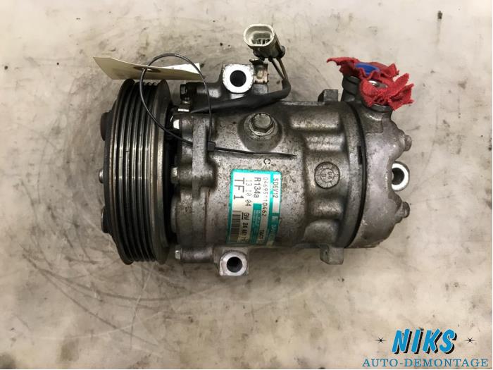 Air conditioning pump from a Opel Corsa C (F08/68) 1.2 16V Twin Port 2004