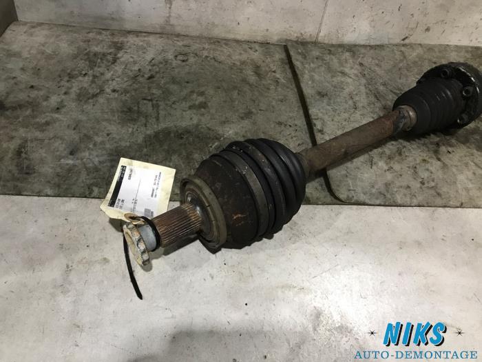 Drivaxel, vänster fram från en Skoda Fabia (6Y5) 1.4 TDI 70 2006