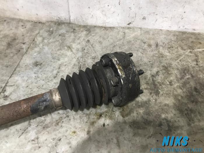 Drivaxel, vänster fram från en Skoda Fabia (6Y5) 1.4 TDI 70 2006