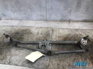 Used Wiper mechanism Volkswagen New Beetle (9C1/9G1) 2.0 Price on request offered by Niks autodemontage