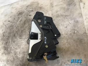 Used Door lock mechanism 4-door, front left BMW 3 serie Touring (E46/3) 320d 16V Price on request offered by Niks autodemontage