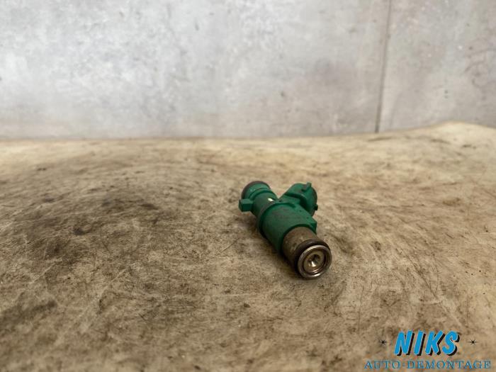 Injector (petrol injection) from a Peugeot 206 (2A/C/H/J/S) 1.4 XR,XS,XT,Gentry 2006