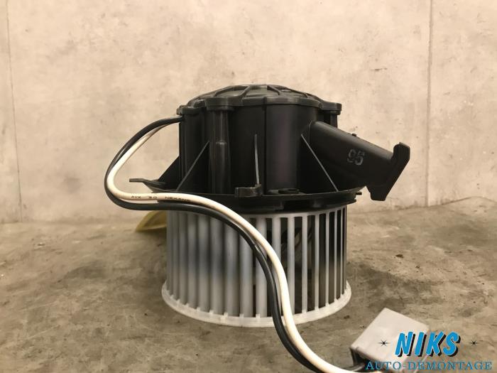 Heating and ventilation fan motor from a Opel Astra J Sports Tourer (PD8/PE8/PF8) 1.4 16V ecoFLEX 2011