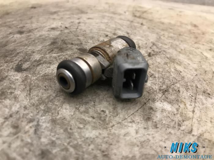 Injector (petrol injection) from a Ford Ka I 1.3i 2003