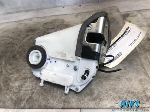 Used Rear door mechanism 4-door, right Toyota Yaris III (P13) 1.0 12V VVT-i Price on request offered by Niks autodemontage