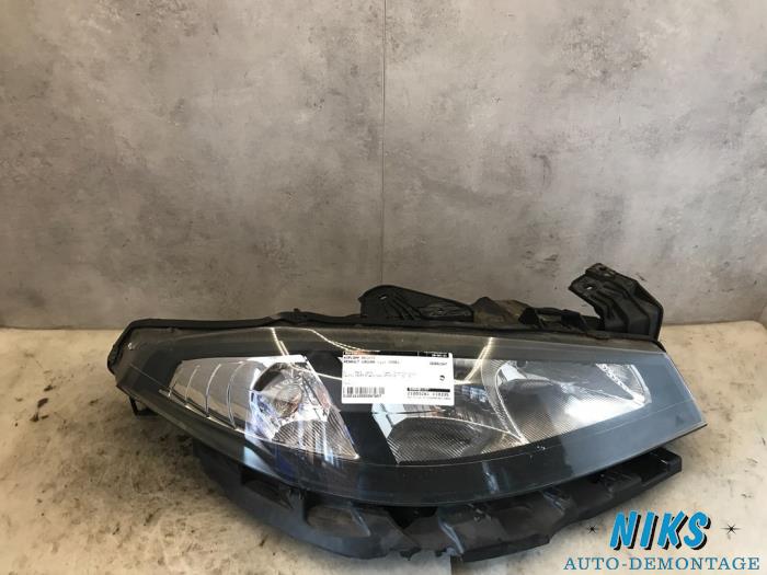 Używane Reflektor prawy Renault Laguna II Grandtour (KG) 1.9 dCi 110 Cena na żądanie oferowane przez Niks autodemontage