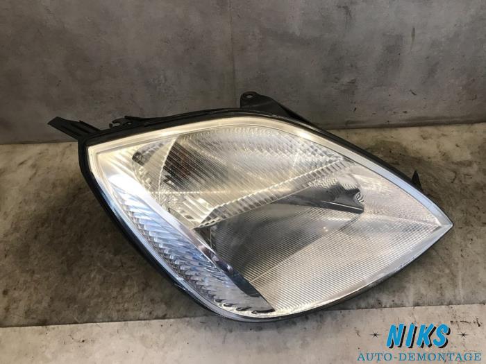 Używane Reflektor prawy Ford Fiesta 5 (JD/JH) Cena na żądanie oferowane przez Niks autodemontage