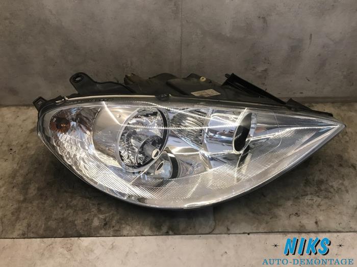 Headlight, right from a Peugeot 807 2.2 HDiF 16V 2005