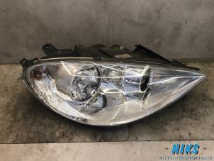 Used Headlight, right Peugeot 807 2.2 HDiF 16V Price on request offered by Niks autodemontage