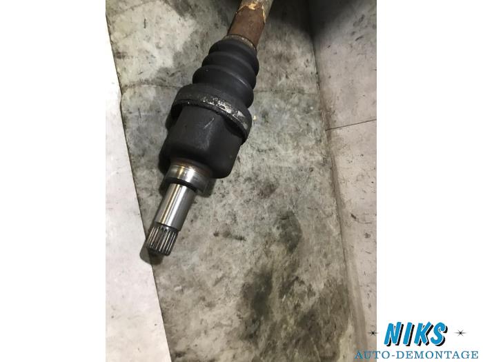 Front drive shaft, left from a Peugeot 206 (2A/C/H/J/S) 1.1 XN,XR 2001