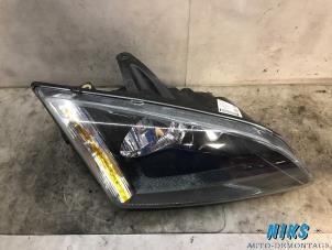Used Headlight, right Ford Focus 2 Wagon 1.6 16V Price on request offered by Niks autodemontage