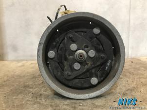Used Air conditioning pump Renault Twingo II (CN) 1.2 Price on request offered by Niks autodemontage