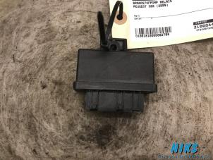 Used Fuel pump relay Peugeot 308 SW (4E/H) 1.6 16V THP 150 Price on request offered by Niks autodemontage