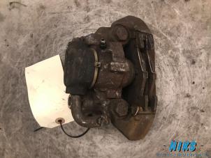 Used Rear brake calliper, right Renault Clio II (BB/CB) 1.6 16V Price on request offered by Niks autodemontage