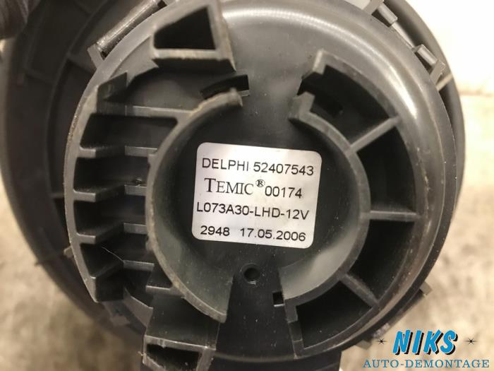 Heating and ventilation fan motor from a Opel Astra H SW (L35) 1.9 CDTi 120 2006