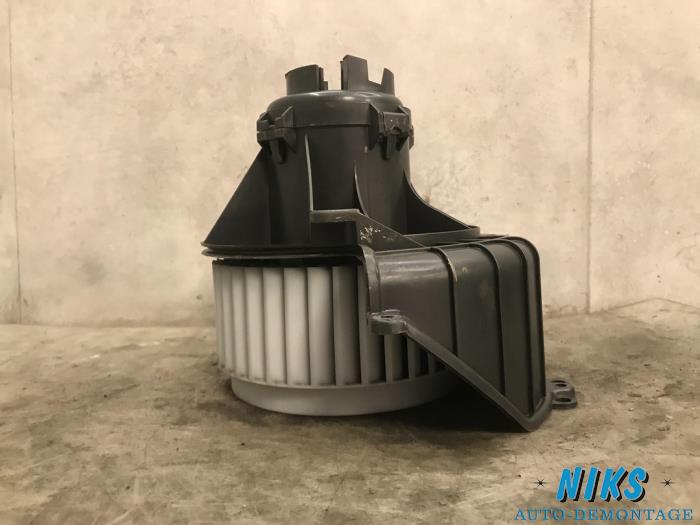 Heating and ventilation fan motor from a Opel Astra H SW (L35) 1.9 CDTi 120 2006