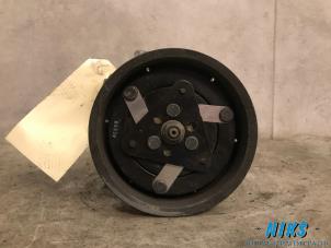Used Air conditioning pump Renault Clio III (BR/CR) 1.2 16V 65 Price on request offered by Niks autodemontage