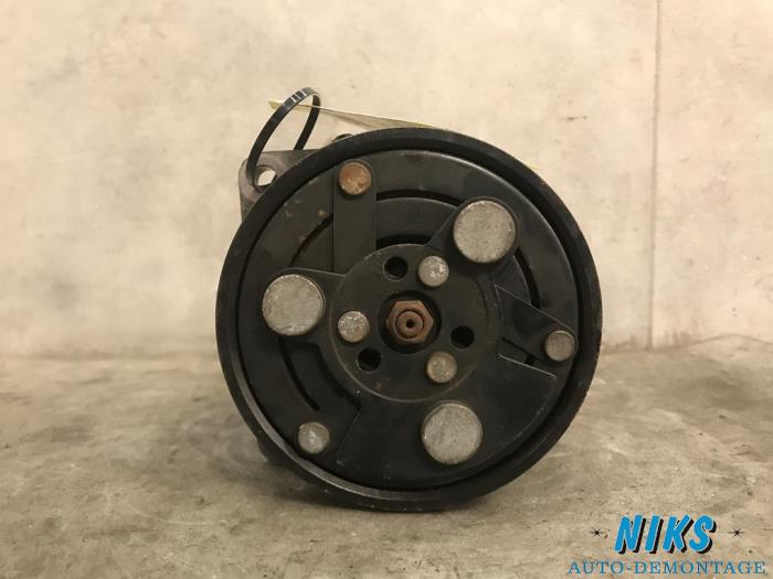 Usagé Compresseur de clim Volkswagen Golf IV (1J1) 1.6 Prix sur demande proposé par Niks autodemontage