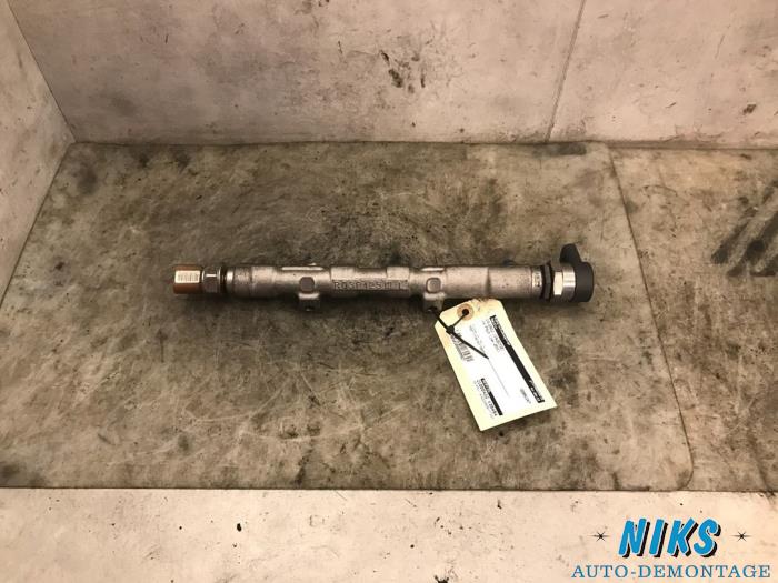 Fuel injector nozzle from a Volkswagen Polo V (6R) 1.2 TDI 12V BlueMotion 2011
