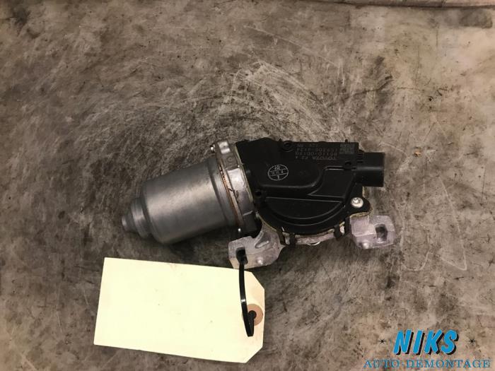 Front wiper motor from a Toyota Yaris III (P13) 1.33 16V Dual VVT-I 2012