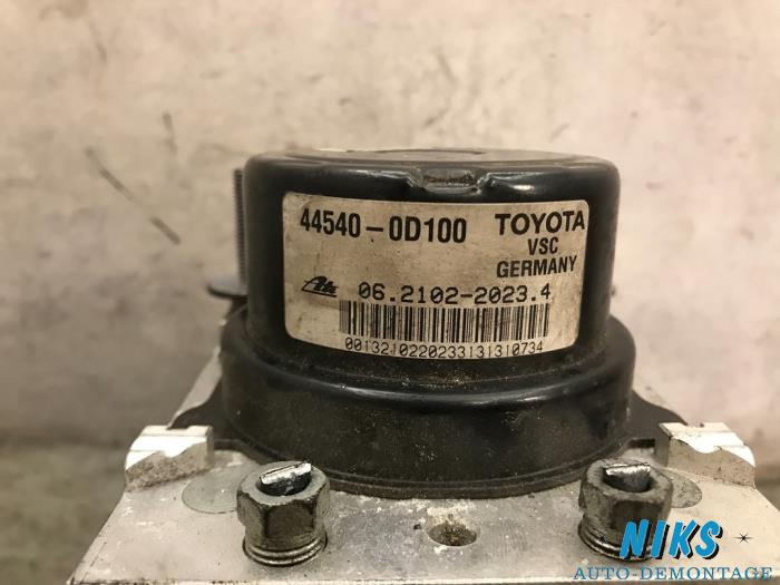 ABS pump from a Toyota Yaris III (P13) 1.33 16V Dual VVT-I 2012