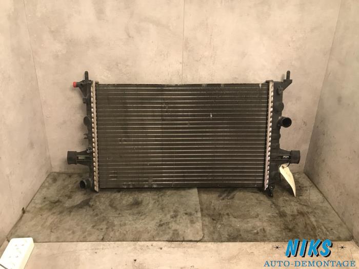 Radiator from a Opel Astra G (F08/48) 1.6 2000