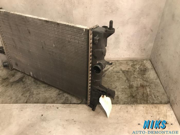 Radiator from a Opel Astra G (F08/48) 1.6 2000