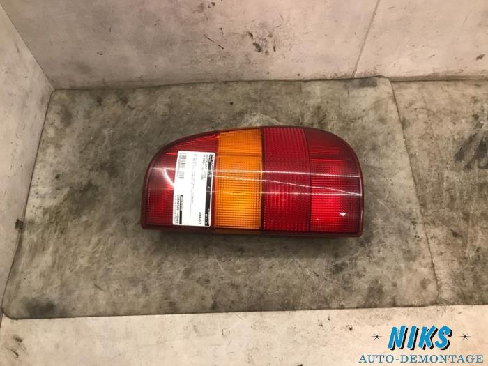Taillight, left from a Volkswagen Caddy II (9K9A) 1.9 D 2000
