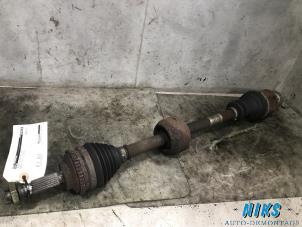 Used Front drive shaft, right Renault Clio II (BB/CB) 1.2 16V Price on request offered by Niks autodemontage