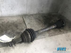 Used Front drive shaft, left Volkswagen Polo III (6N2) 1.4 Price on request offered by Niks autodemontage