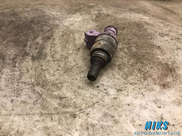Injector (petrol injection) from a Mercedes-Benz C Combi (S203) 2.0 C-200K 16V 2001