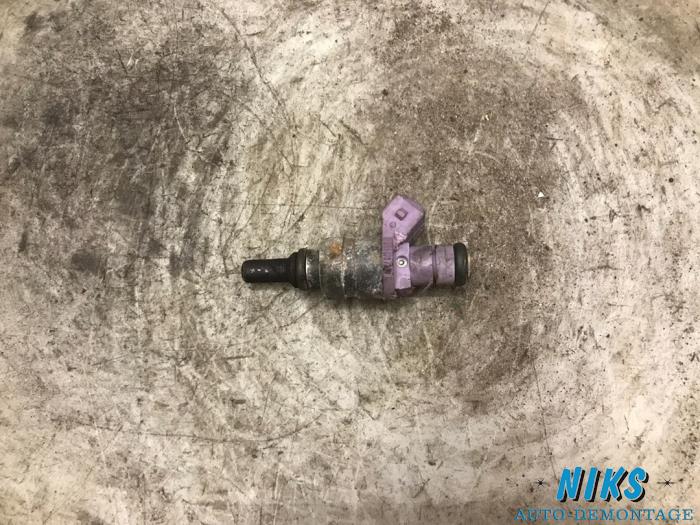 Injector (petrol injection) from a Mercedes-Benz C Combi (S203) 2.0 C-200K 16V 2001