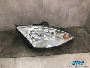 Used Headlight, right Ford Focus 1 1.6 16V Price on request offered by Niks autodemontage