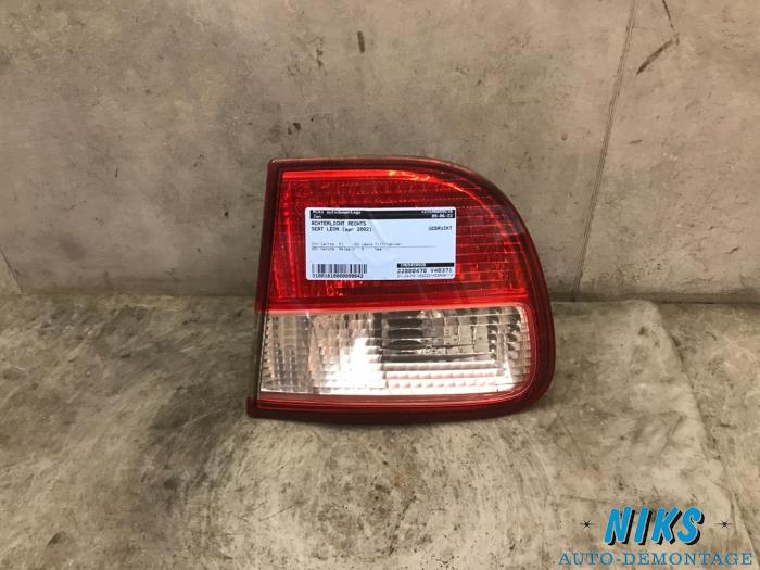 Taillight, right from a Seat Leon (1M1) 1.8 20V 2002