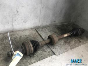 Used Front drive shaft, right Renault Clio II (BB/CB) 1.4 16V Price on request offered by Niks autodemontage