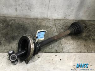 Used Front drive shaft, left Renault Clio II (BB/CB) 1.6 16V Price on request offered by Niks autodemontage