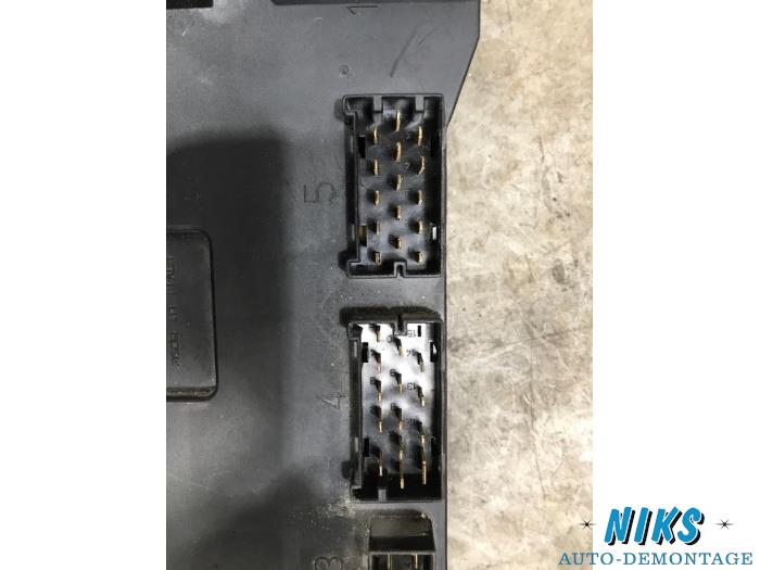 Fuse box from a Mercedes-Benz Sprinter 2t (901/902) 208 CDI 16V 2006