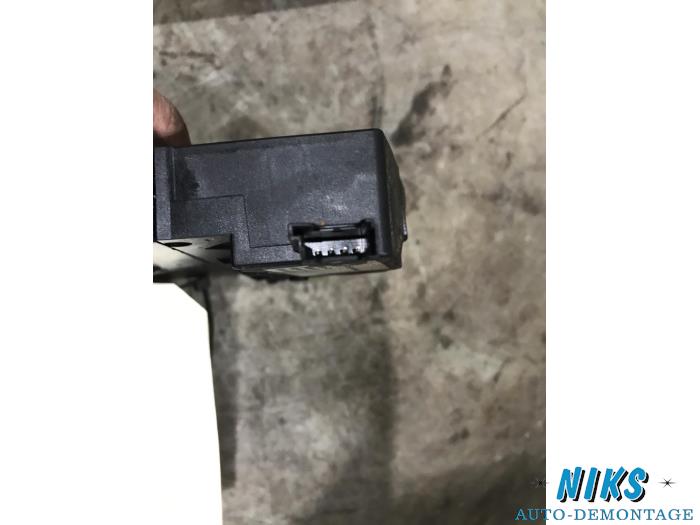 Tailgate lock mechanism from a BMW 3 serie Touring (E91) 320i 16V 2008