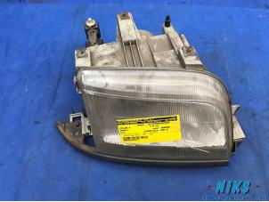 Used Headlight, right Renault Clio Price on request offered by Niks autodemontage