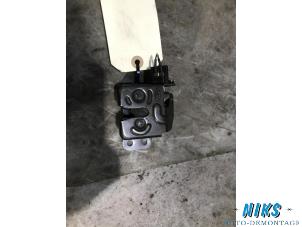 Used Boot lid lock mechanism Kia Sportage (JE) 2.0 CVVT 16V 4x2 Price on request offered by Niks autodemontage