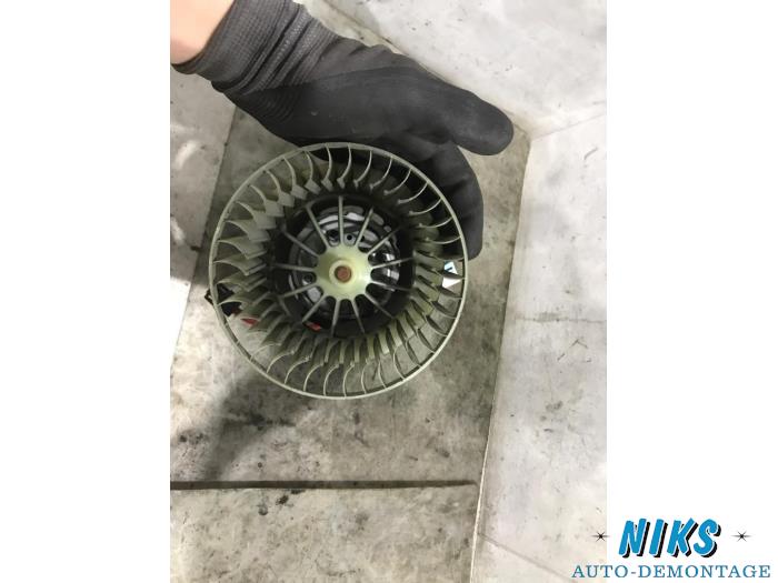 Heating and ventilation fan motor from a BMW 3 serie (E46/4) 318i 1998