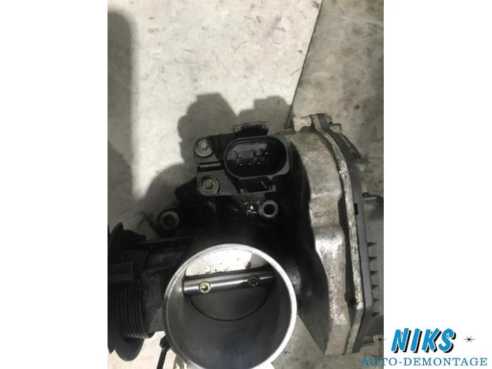 Throttle body from a Volkswagen Lupo (6X1) 1.4 16V 75 2000