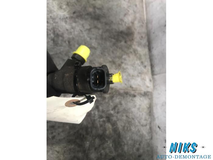 Injector (diesel) from a Nissan NV 200 (M20M) 1.5 dCi 90 2014