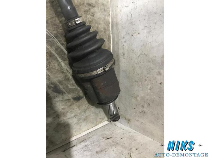 Front drive shaft, right from a Opel Corsa C (F08/68) 1.2 16V 2002