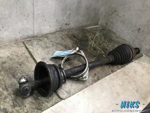 Used Front drive shaft, left Renault Clio II (BB/CB) 1.2 16V Price on request offered by Niks autodemontage