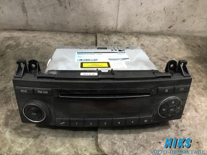 Używane Radio Mercedes A (W169) 2.0 A-180 CDI 16V 5-Drs. Cena na żądanie oferowane przez Niks autodemontage